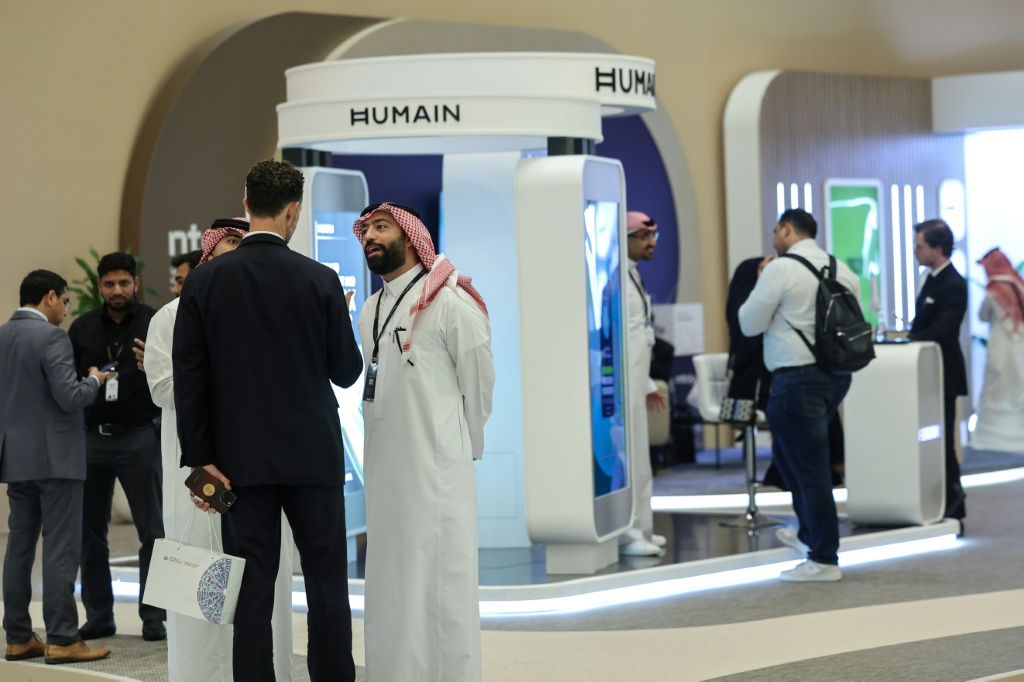 زوار قرب كشك شركة الذكاء الاصطناعي السعودية "هيوماين" في مقر انعقاد منتدى "مبادرة مستقبل الاستثمار" في الرياض في 29 تشرين الأول/أكتوبر 2025 (ا ف ب)