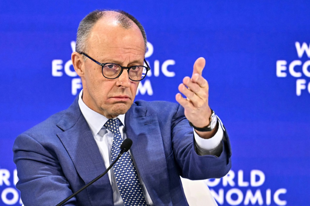 المستشار الألماني فريدريش ميرتس متحدثا في منتدى دافوس، في 22 كانون الثاني/يناير 2026 (ا ف ب)