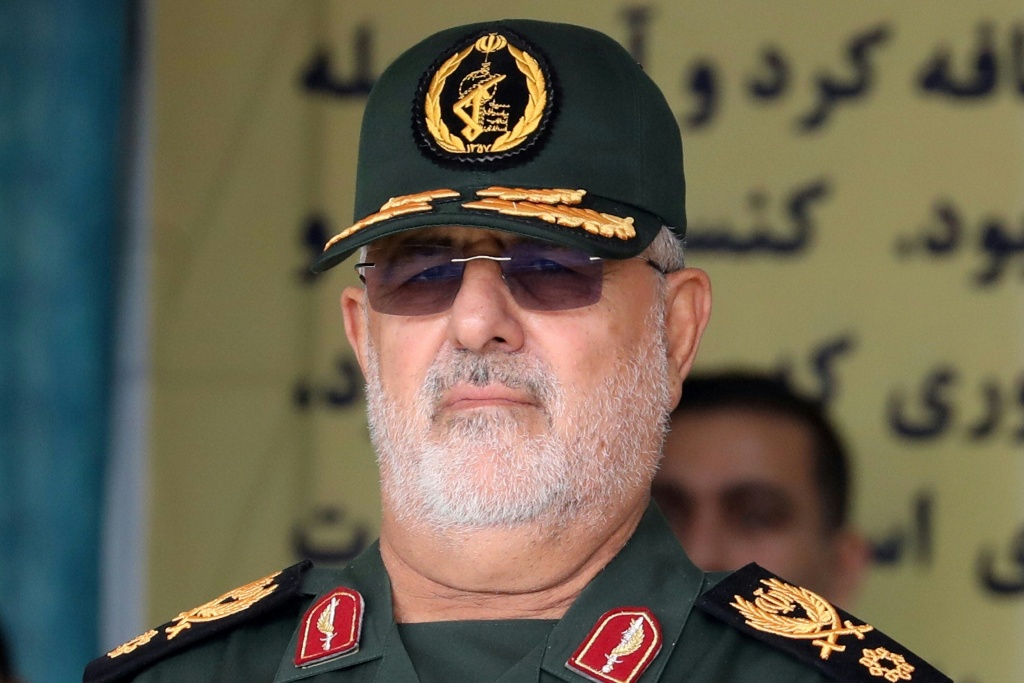 الجنرال محمد باكبور خلال عرض عسكري في طهران في 17 نيسان/أبريل 2024 (ا ف ب)