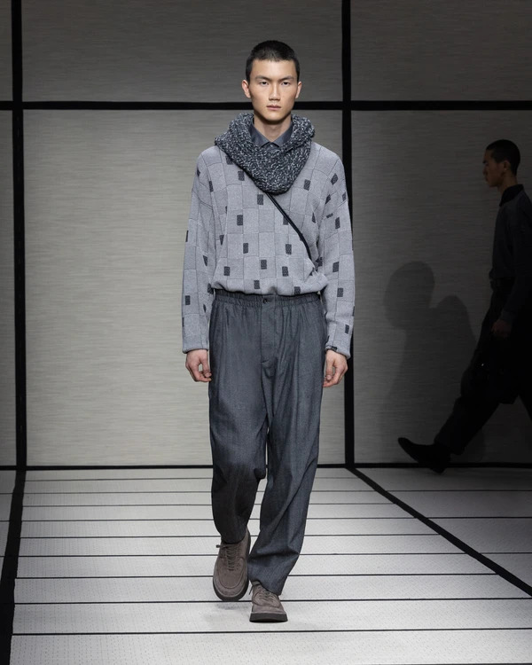 إطلالة بسيطة أنيقة بلون رمادي حيادي ووشاح مميز - المصدر: Giorgio Armani