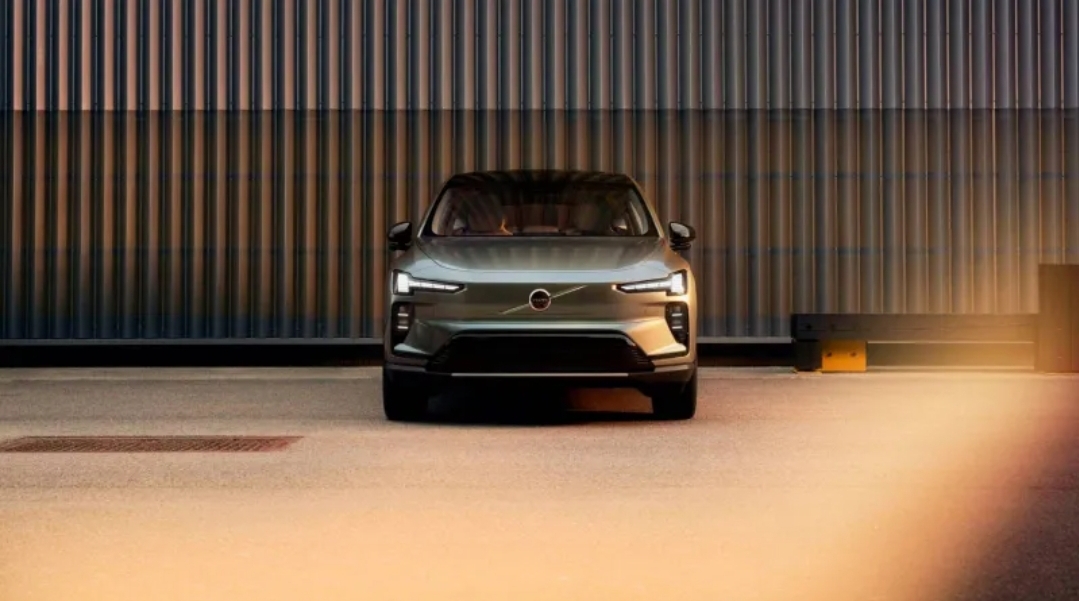 ما التقنية الجديدة التي تستخدمها فولفو في إنتاج EX60 لتقليل عدد الأجزاء؟ (Volvo)
