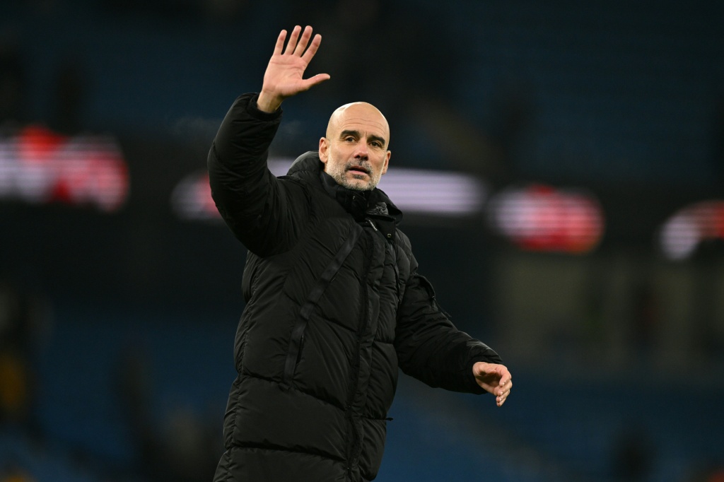 الإسباني بيب غوارديولا مدرب مانشستر سيتي يحيي الجماهير بعد مباراة فريقه امام تشلسي على ملعب الاتحاد في مانشستر، شمال غرب إنكلترا، في 4 كانون الثاني/يناير 2026 (ا ف ب)