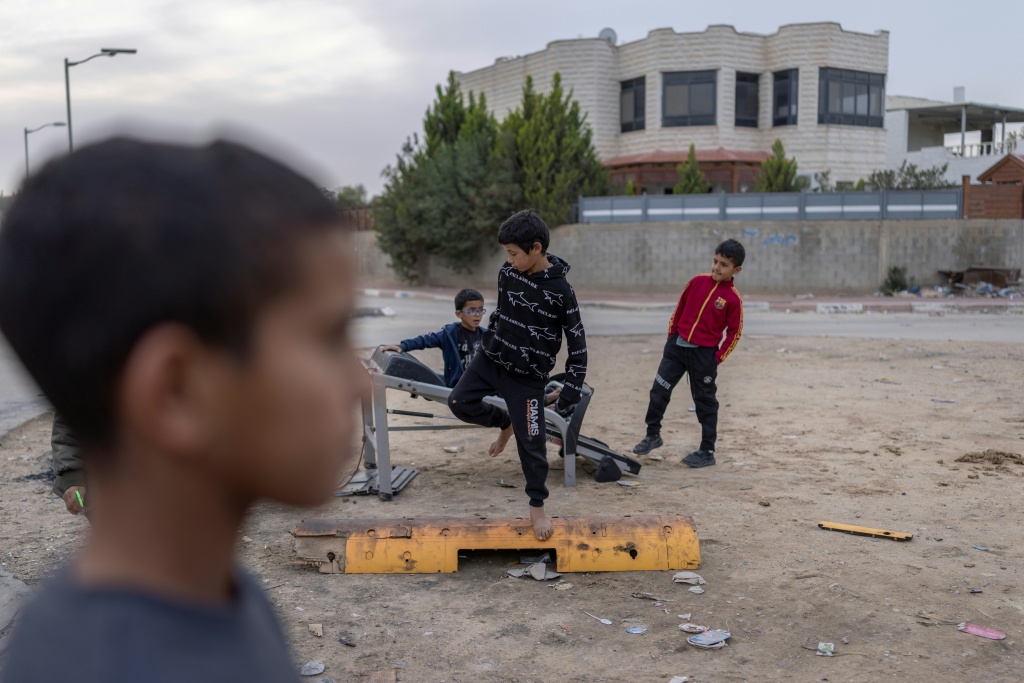 أطفال من البدو يلعبون في قرية ترابين الصانع في صحراء النقب في إسرائيل في الأول من كانون الثاني/يناير 2026 (ا ف ب)