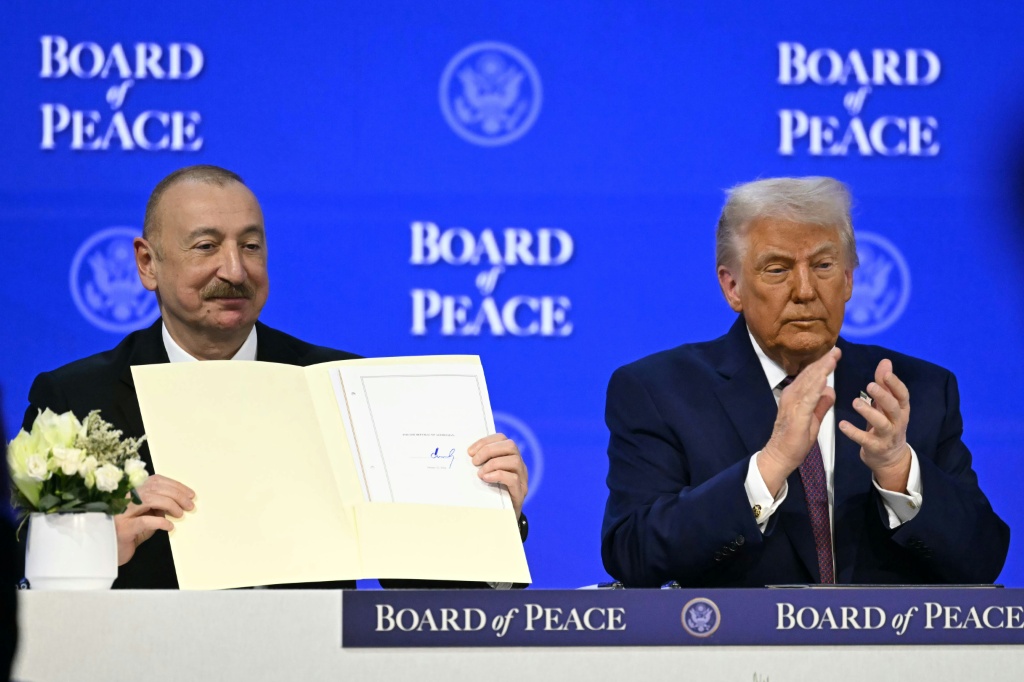 الرئيس الأذربيجاني إلهام علييف (إلى اليسار) ونظيره الأميركي دونالد ترامب في 22 كانون الثاني/يناير 2026 في دافوس (سويسرا) (ا ف ب)
