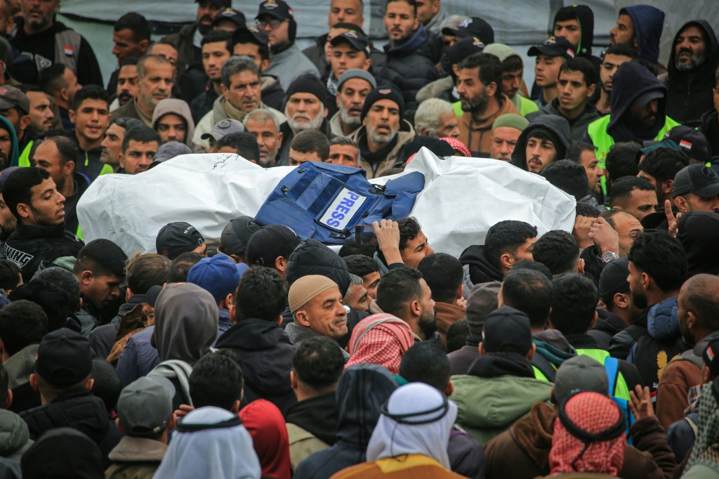 موكب جنازة ثلاثة صحافيين فلسطينيين في خان يونس في جنوب قطاع غزة في 22 كانون الثاني/يناير 2026 غداة مقتلهم في غارة إسرائيلية (ا ف ب)