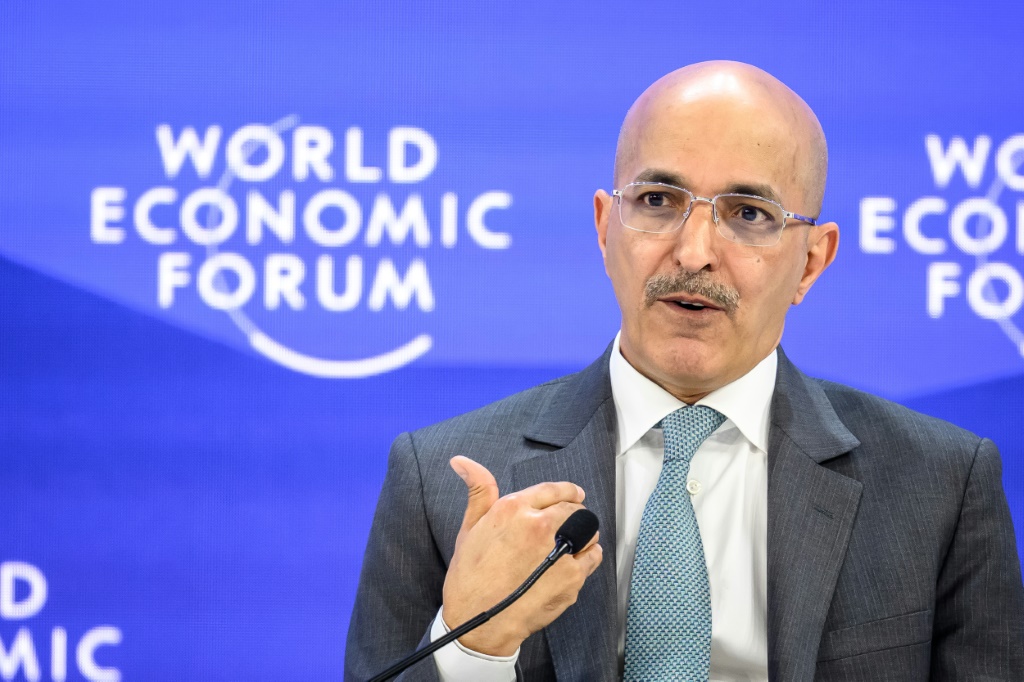 وزير المالية السعودي محمد الجدعان خلال جلسة في اليوم الأخير من الاجتماع السنوي للمنتدى الاقتصادي العالمي في دافوس في 23 كانون الثاني/يناير 2026. (ا ف ب)