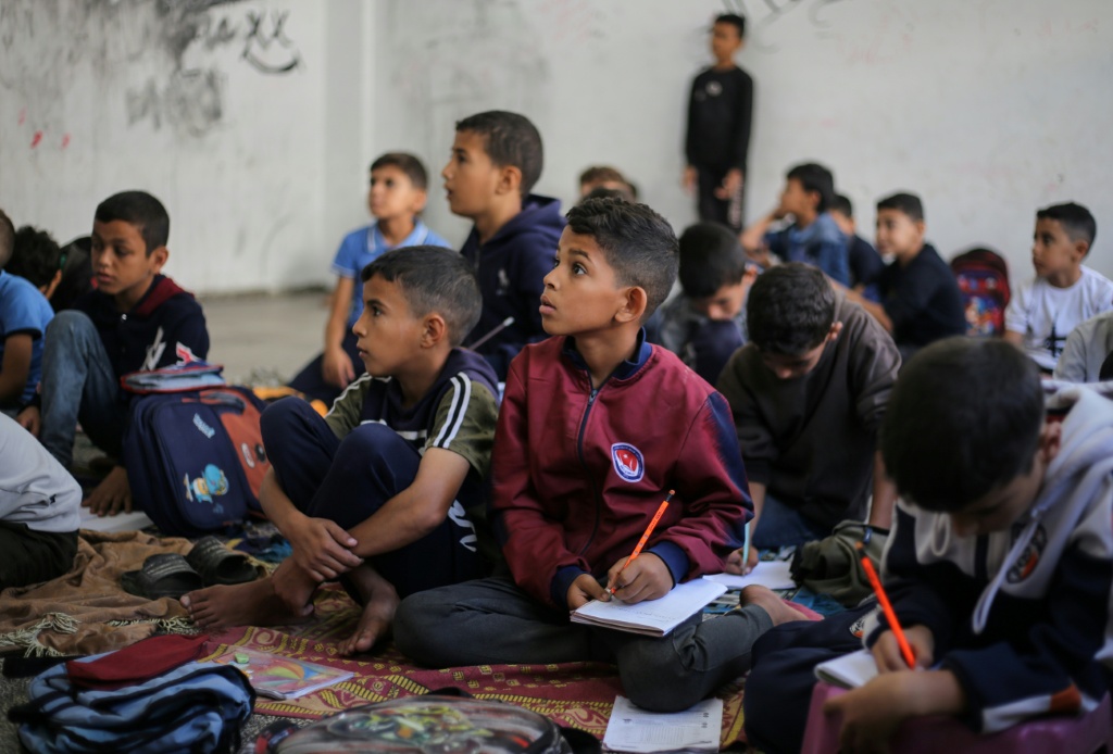 صف تعليمي في مدرسة بمخيم النصيرات للاجئين في وسط قطاع غزة في 26 تشرين الأول/أكتوبر 2025 (ا ف ب)