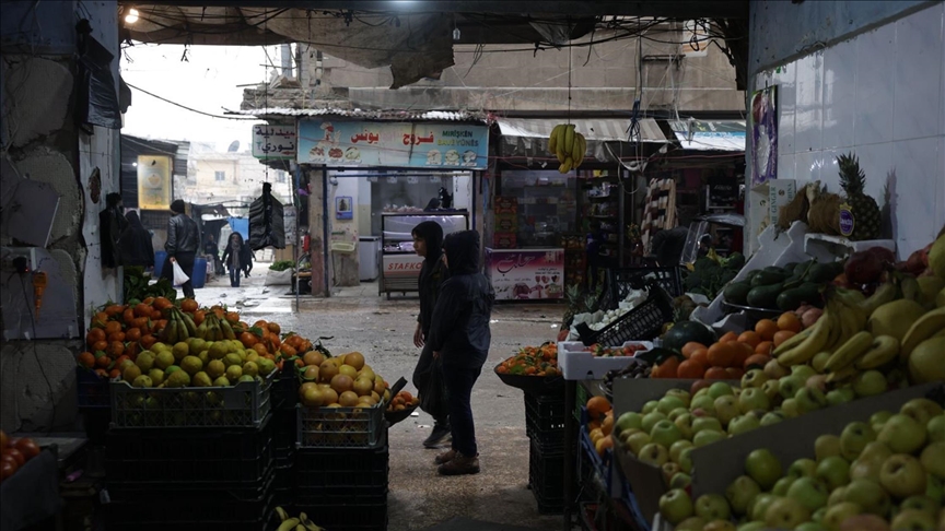 سوريا.. عودة الحياة إلى طبيعتها في حيي الشيخ مقصود والأشرفية بحلب (الأناضول)
