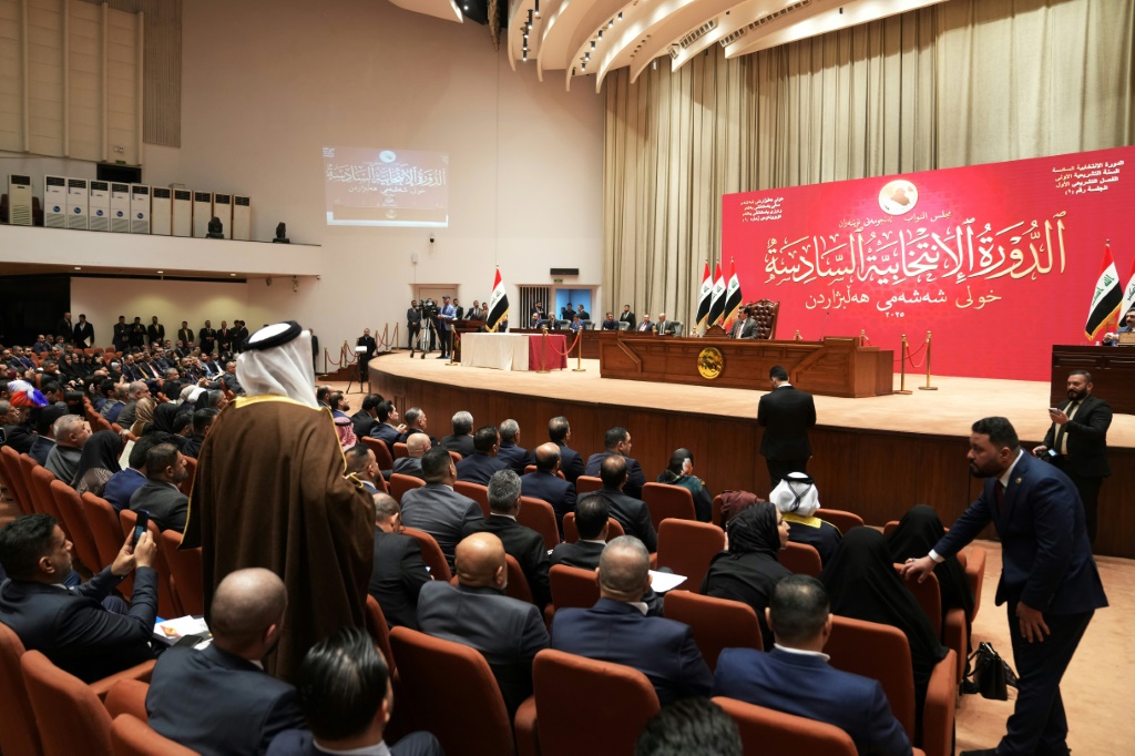صورة وزعتها الدائرة الإعلامية للبرلمان العراقي من الجلسة الأولى لمجلس النواب الجديد، في 29 كانون الأول/ديسمبر 2025 (ا ف ب)