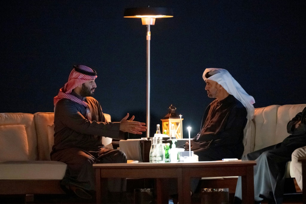 صورة وزعها ديوان الرئاسة الإماراتي تظهر الرئيس الإماراتي الشيخ محمد بن زايد آل نهيان (يمين) خلال لقاء مع ولي العهد السعودي الأمير محمد بن سلمان في قصر الروضة في إمارة العين في 1 كانون الأول/ديسمبر 2024 (ا ف ب)
