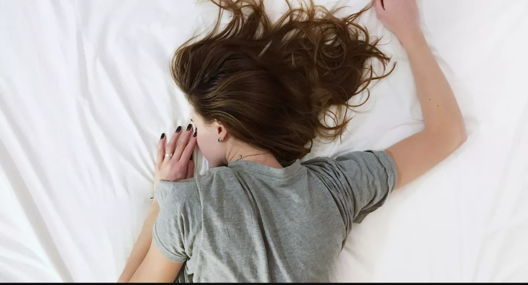 هل تصر على أسنانك بشكل متكرر؟ دليل الخبراء للتشخيص والعلاج (أونسبلاش)