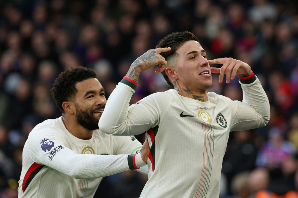 الأرجنتيني إنتسو فرنانديس لاعب وسط تشلسي فرحا بهدفه في مرمى كريستال بالاس على ملعب سيلهورست بارك في 25 كانون الثاني/يناير 2026 (ا ف ب)