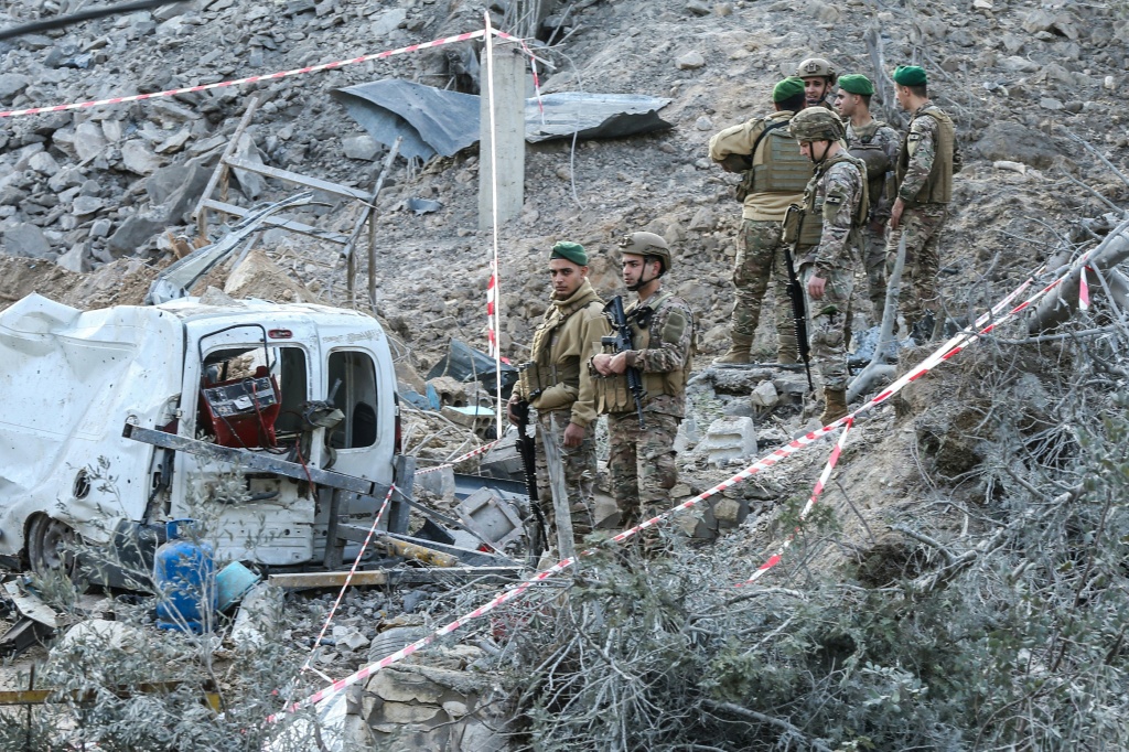جنود في الجيش اللبناني في موقع استهدفت فيه غارة اسرائيلية مستودعا في بلدة كفردونين بجنوب البلاد في 25 كانون الثاني/يناير 2026 (ا ف ب)
