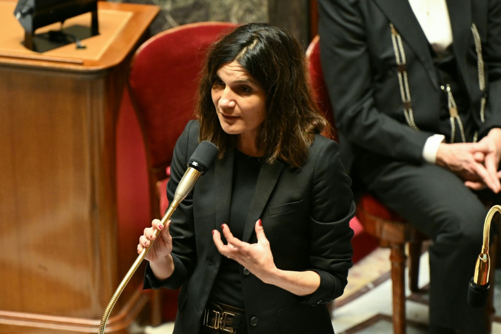 الوزيرة الفرنسية المفوضة للجيوش أليس روفو خلال جلسة أسئلة موجهة للحكومة في الجمعية الوطنية في باريس في 6 كانون الثاني/يناير 2026 (ا ف ب)