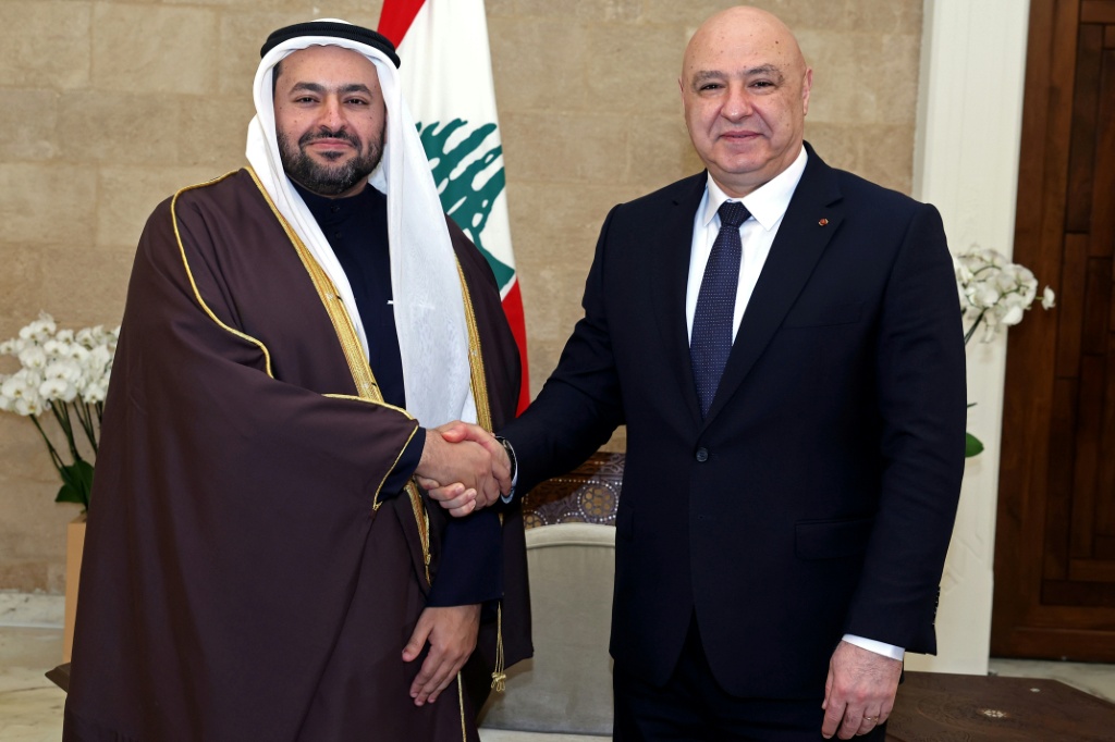 صورة وزعها مكتب الإعلام في رئاسة الجمهورية اللبنانية في 26 كانون الثاني/يناير 2026، يظهر فيها الرئيس جوزاف عون (يمين) يصافح وزير الدولة في وزارة الخارجية القطريّة محمد بن عبد العزيز الخليفي في قصر بعبدا شرق بيروت (ا ف ب)