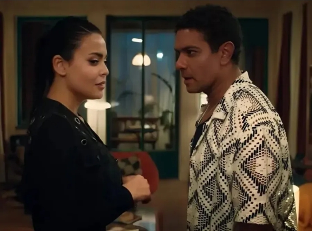 آسر ياسين وأسماء جلال من فيلم إن غاب القط - الصورة من الشركة المنتجة للفيلم