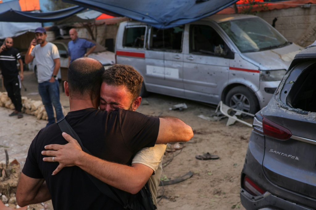 صحافيون يعبرون عن حزنهم على زملائهم في أعقاب غارة إسرائيلية استهدفت منزلاً يستخدمه الصحافيون في مدينة الزويدة قرب دير البلح، وسط قطاع غزة، في 19 تشرين الأول/أكتوبر 2025 (ا ف ب)