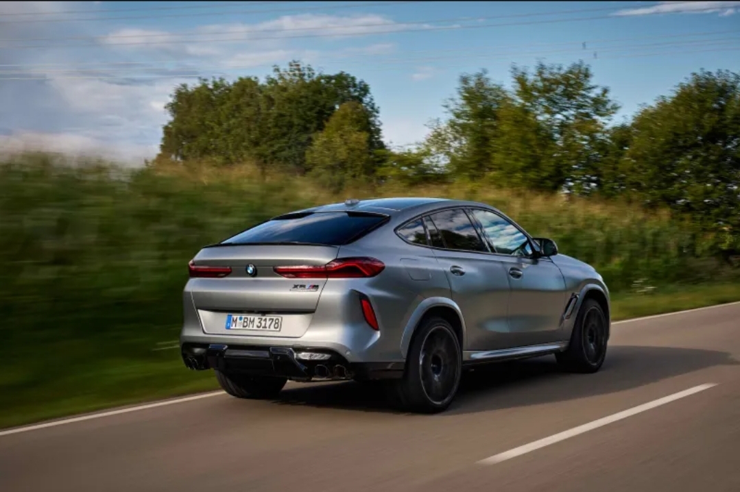 مواجهة بين مرسيدس AMG GLE 63 وBMW X6 M كومبيتيشن (الرجل)