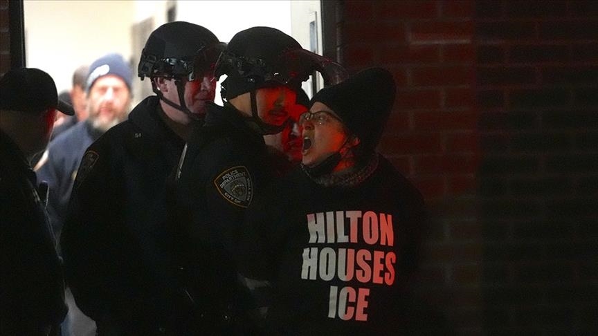 توقيف 18 شخصا باحتجاجات مناهضة لإدارة الهجرة الأمريكية (الأناضول)