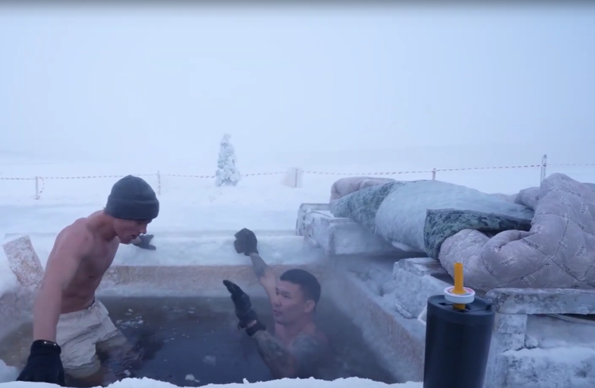 50 ثانية في حفرة جليدية عند -52&deg; .. مدون غربي يخاطر بحياته سعيا وراء إعجاب متابعيه (متداول على وسائل إعلام)