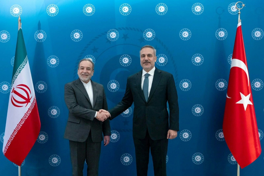 صورة نشرتها الخدمة الصحافية لوزارة الخارجية التركية في 30 كانون الثاني/يناير 2026 لوزير الخارجية التركي هاكان فيدان (يمين) خلال لقائه مع وزير الخارجية الإيراني عباس عراقجي في إسطنبول (ا ف ب)