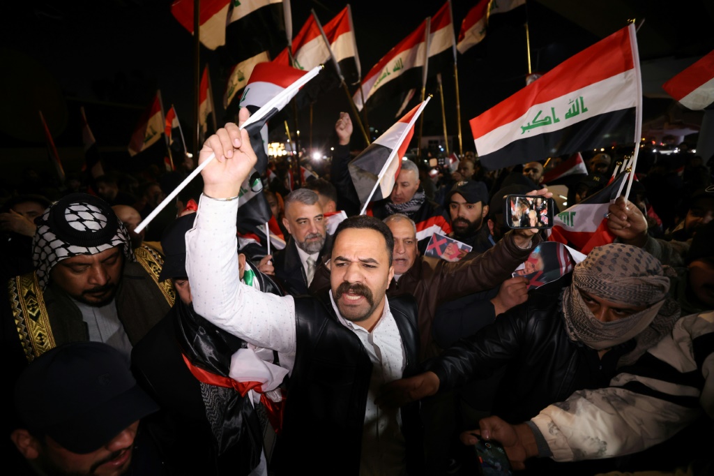 عراقيون يحتجون قرب المنطقة الخضراء في بغداد في 28 كانون الثاني/يناير 2026 ضد التدخل الأميركي في الشؤون الداخلية العراقية (ا ف ب)