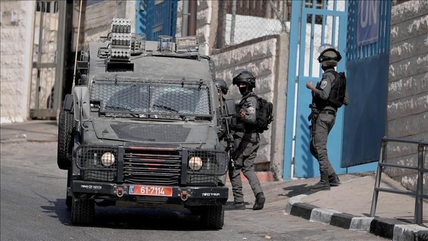 تشهد قرية المغير ومحيطها اقتحامات متكررة من قبل قوات الاحتلال، تترافق مع اعتقالات ومداهمات للمنازل، في ظل تصاعد الإجراءات العسكرية والتضييق على السكان الفلسطينيين في مناطق شمال وشرق رام الله (الاناضول)