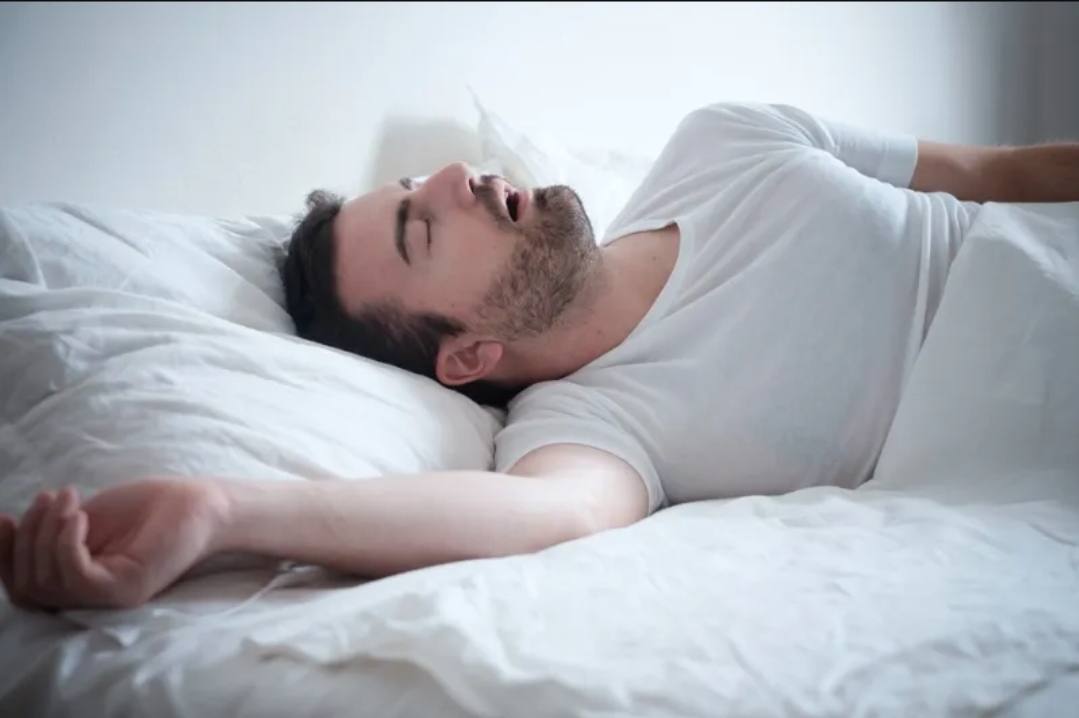 الشخير ليس مجرد صوت مزعج: ما الذي قد يكشفه عن صحتك؟ (الرجل)
