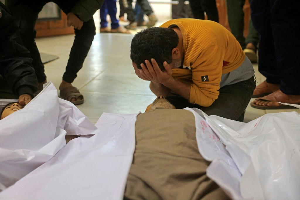 أحد المشيعين يبكي بجوار جثث فلسطينيين قُتلوا في غارة جوية إسرائيلية في خان يونس بجنوب قطاع غزة في 31 كانون الثاني/يناير 2026 (ا ف ب)