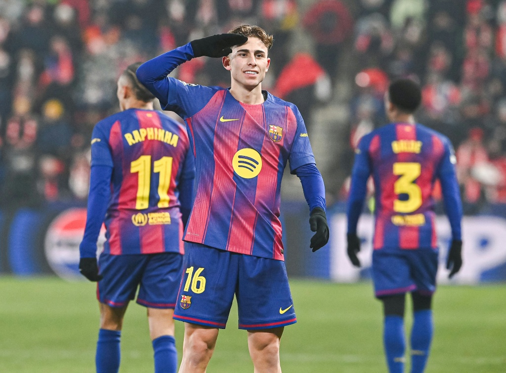 لاعب وسط برشلونة الإسباني فيرمين لوبيس (#16) يحتفل بعد تسجيل هدف في مرمى سلافيا براغ التشيكي خلال مواجهة الفريقين ضمن دوري أبطال أوروبا لكرة القدم. براغ، تشيكيا، في 21 كانون الثاني/يناير 2026. (ا ف ب)