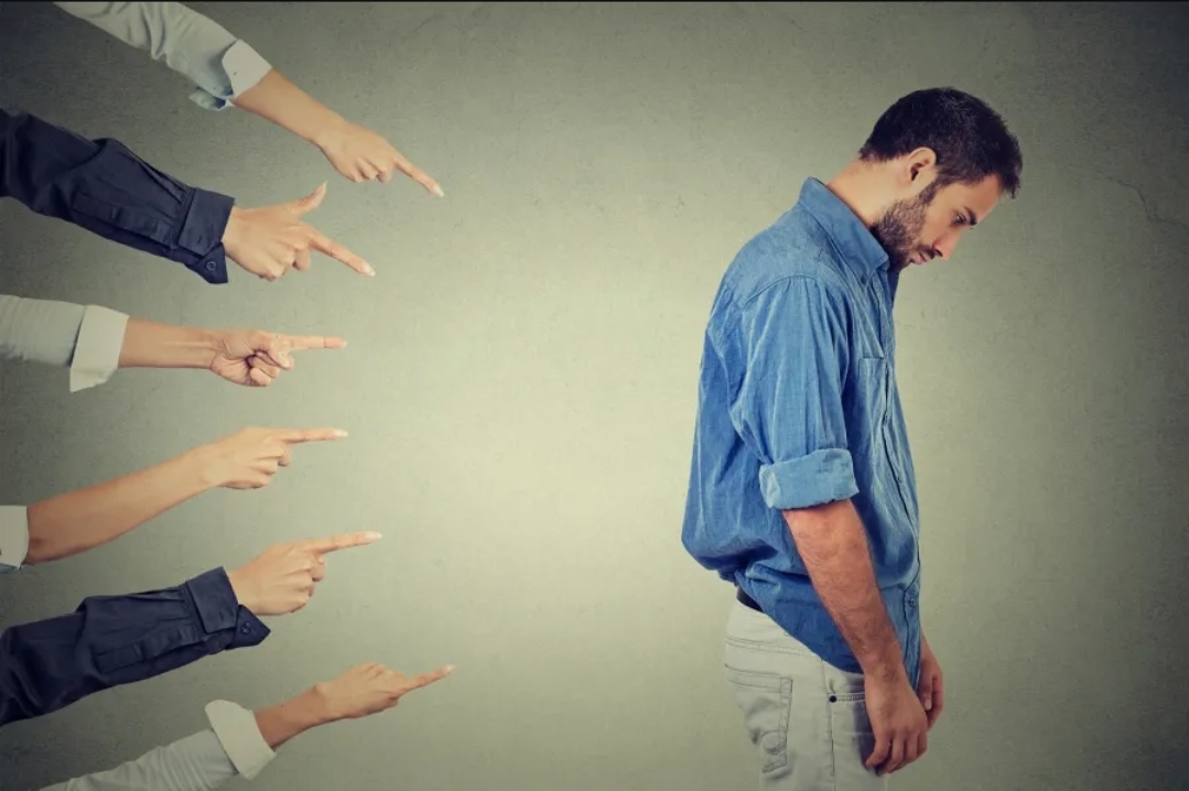 شاب يشعر بالذنب لانه ارتكب الكثير من الاخطاء التي أعاقت تقدمه (سيدتي)
