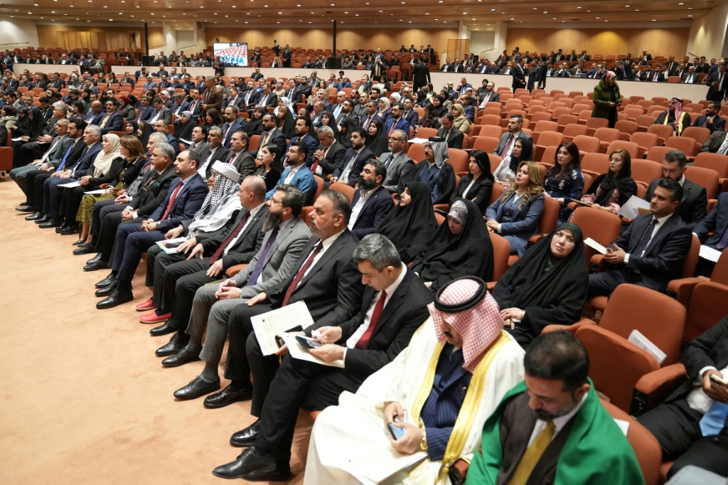 صورة وزعتها الدائرة الإعلامية لمجلس النواب العراقي في 29 كانون الأول/ديسمبر 2025 من الجلسة الأولى للبرلمان الجديد (ا ف ب)