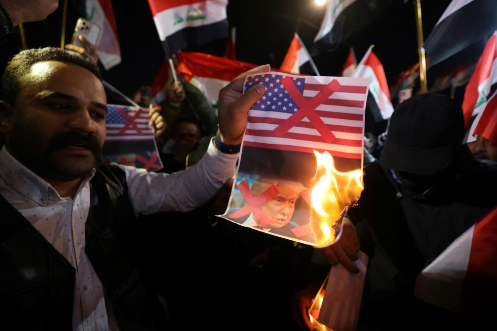 عراقيون يحرقون صورة للرئيس الأميركي دونالد ترامب قرب السفارة الأميركية في بغداد في 28 كانون الثاني/يناير 2026 عقب تهديده بوقف الدعم لبغداد في حال عودة مرشح رئاسة الوزراء نوري المالكي إلى السلطة (ا ف ب)