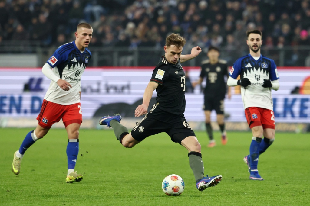 يوزوا كيميتش (وسط) لاعب بايرن ميونيخ يسدد كرة في مواجهة هامبورغ ضمن الدوري الألماني لكرة القدم. هامبورغ، في 31 كانون الثاني/يناير (ا ف ب)