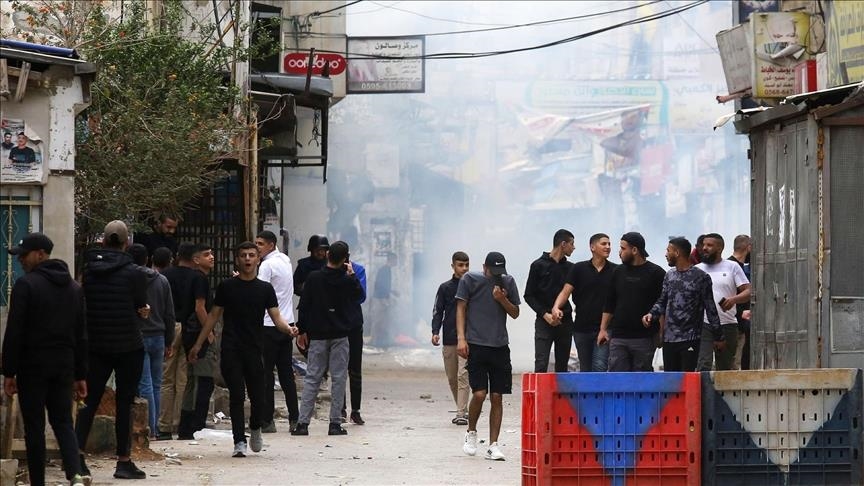 في السياق ذاته، هدم جيش الاحتلال الإسرائيلي منزلا مكونا من 3 طوابق في البلدة، بدعوى "البناء دون ترخيص" في منطقة مصنفة "ج" (الاناضاول)