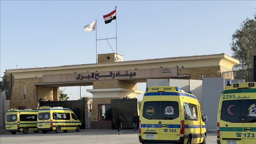 وصول الدفعة الأولى من الفلسطينيين العائدين من مصر إلى معبر رفح (الأناضول)