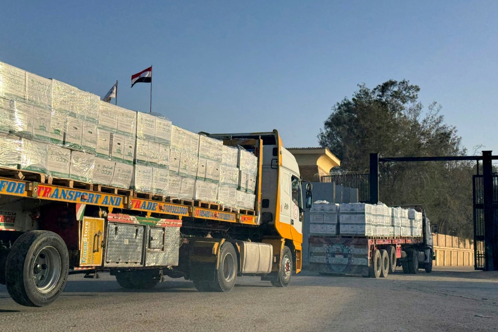 شاحنات مساعدات إنسانية عند الجانب المصري لمعبر رفح الحدودي مع قطاع غزة في شمال شرق مصر في 1 شباط/فبراير 2026 (ا ف ب)