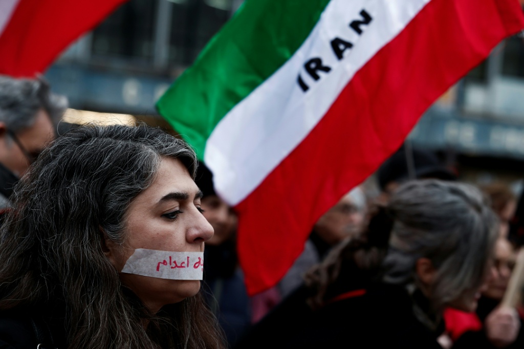 متظاهرة خلال مسيرة للتنديد بالقمع الدامي الذي تشنه الحكومة الإيرانية ضد المتظاهرين المناهضين للحكومة في الجمهورية الإسلامية، في باريس في 31 كانون الثاني/يناير 2026 (ا ف ب)