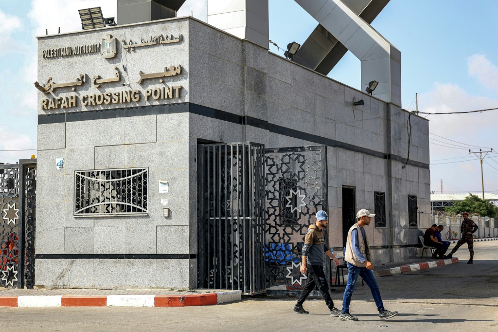 قال شعث، في البيان، إن خطوة إعادة فتح المعبر "ليست مجرد إجراء إداري، وإنما تمثل بداية لمسار طويل يعيد وصل ما انقطع ويفتح نافذة أمل حقيقية لأبناء شعبنا في قطاع غزة" (ا ف ب)