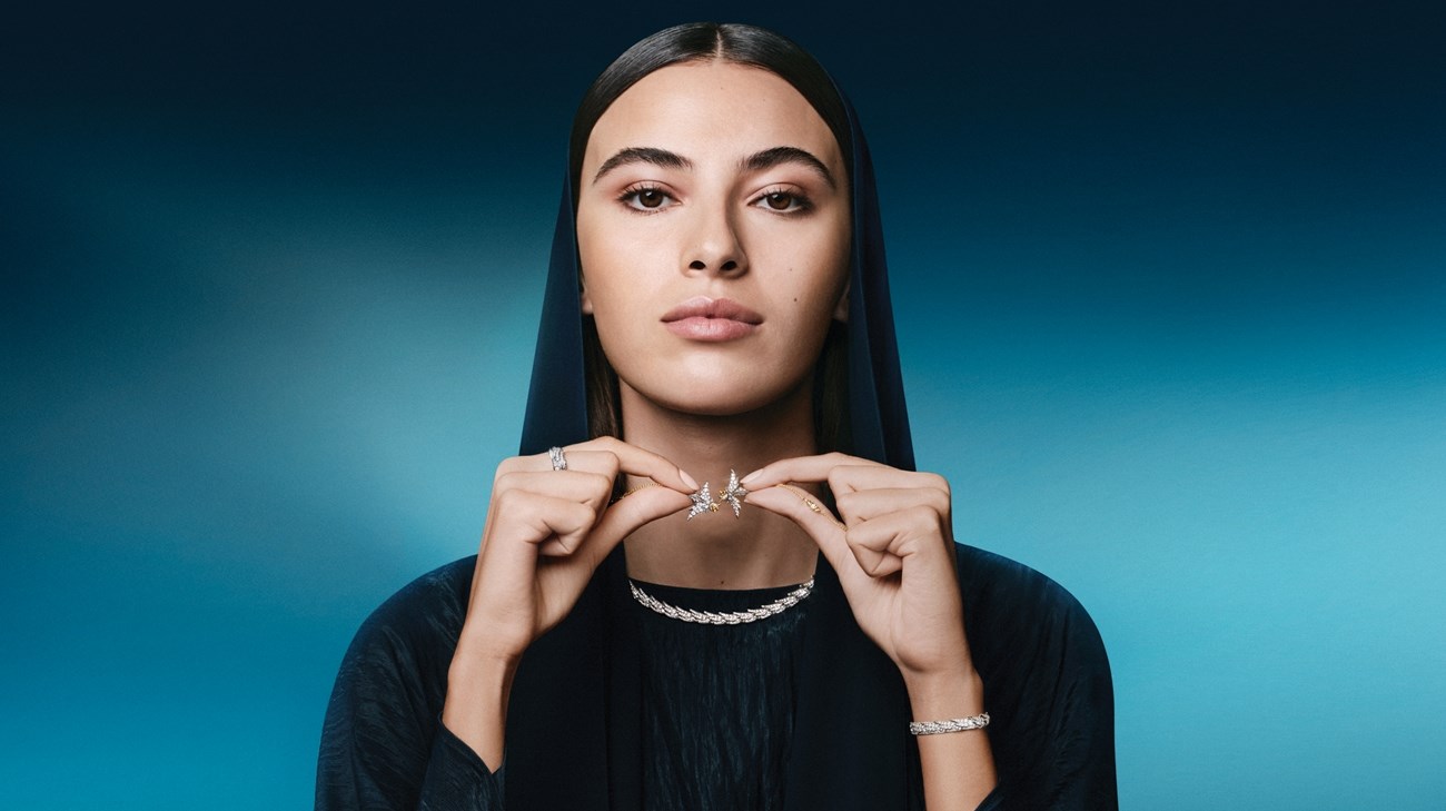 (تحت هلال واحد) من .Tiffany & Co .. تأملٌ متألق يلامس القلوب (زهرة الخليج)