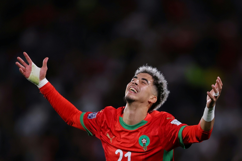 المهاجم المغربي ياسر الزابيري يحتفل بتسجيل هدف منتخب بلاده الثاني خلال المباراة النهائية لكأس العالم تحت 20 عامًا لكرة القدم ضد الأرجنتين على ملعب سانتياغو الوطني في العاصمة التشيلية في 19 تشرين الأول/أكتوبر 2025&nbsp; (ا ف ب)
