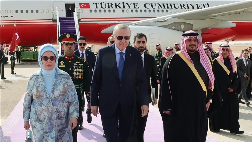 الرئيس أردوغان يصل السعودية في زيارة رسمية (الأناضول)