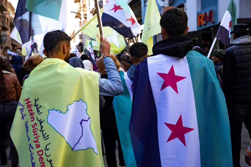 بحسب التحليل الإخباري، فإن واشنطن بدأت بحلول ديسمبر/كانون الأول الماضي، تُظهر رضاها العلني عن أداء الحكومة السورية، في إشارة واضحة إلى إعادة ترتيب الأولويات الأمريكية (ا ف ب)
