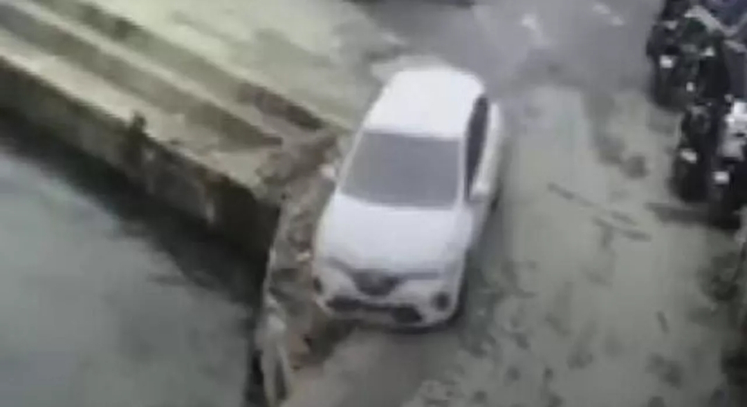 تدخل بطولي يمنع كارثة بعد سقوط سيارة في مرفأ تركي (متداول على مواقع التواصل الاجتماعي)