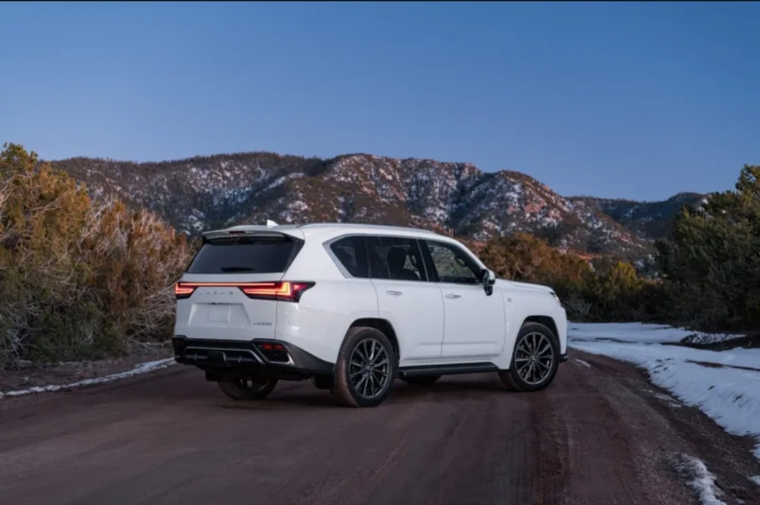 إنفينيتي QX80 في مواجهة لكزس LX600 (الرجل)