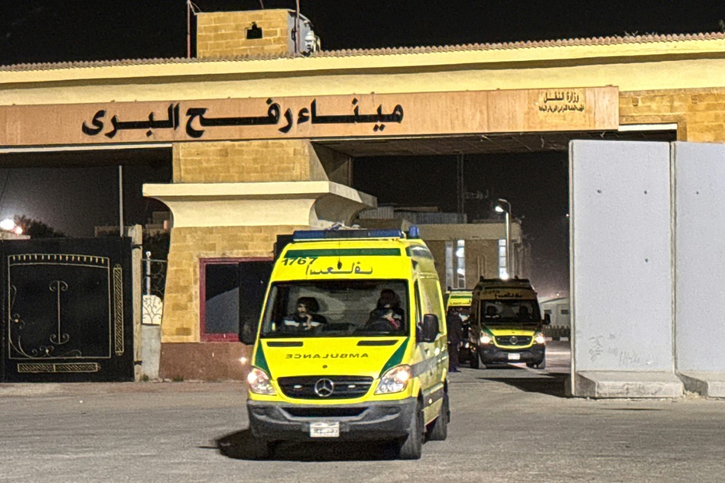 سيارات إسعاف تقل فلسطينيين يسعون لتلقي العلاج الطبي تعبر الجانب المصري من معبر رفح الحدودي مع قطاع غزة شمال شرق مصر في الثاني من شباط/فبراير 2026 (ا ف ب)
