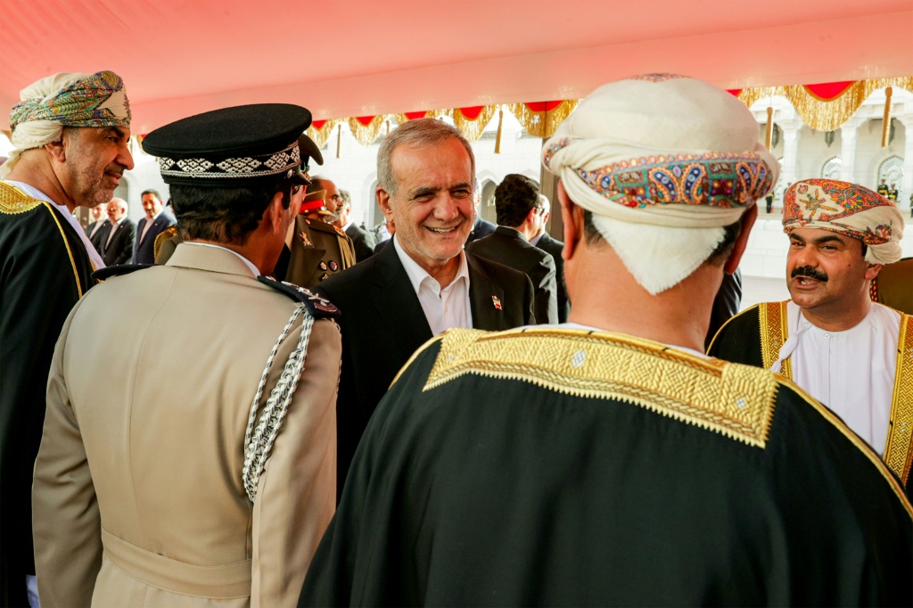 صورة نشرتها الرئاسة الإيرانية تظهر الرئيس مسعود بزشكيان وهو يحيي مسؤولين عمانيين خلال حفل استقبال في قصر العلم السلطاني في مسقط في 27 أيار/مايو 2025 (ا ف ب)