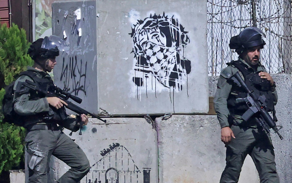 عادة ما يستهدف جيش الاحتلال الإسرائيلي منشآت فلسطينية في الأراضي المحتلة، بداعي أنها مُشيدة بدون ترخيص (ا ف ب)
