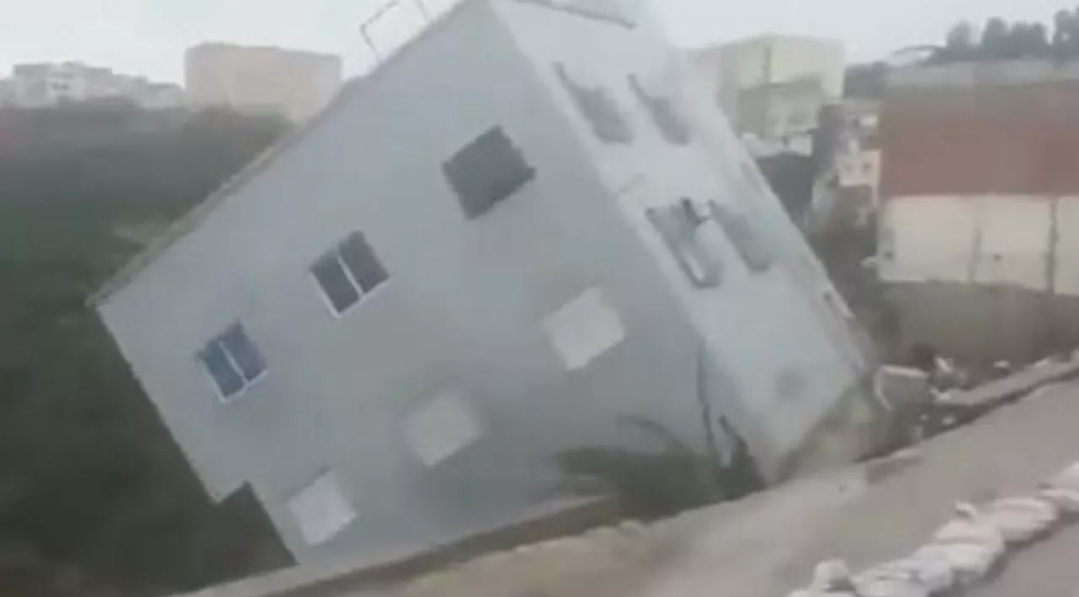 أمطار قوية تتسبب بانهيار منزل من 3 طوابق في المغرب (متداول على منصة إكس)