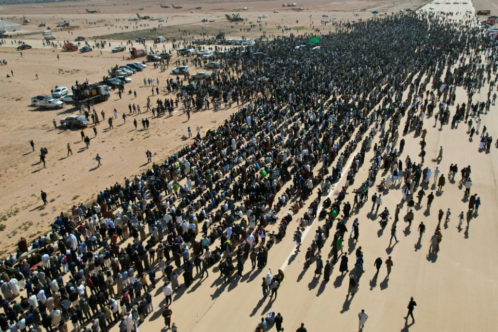 ليبيون تجمعوا لحضور جنازة سيف الإسلام القذافي، نجل الزعيم الليبي الراحل الذي حكم البلاد لفترة طويلة، في بني وليد، على بعد 170 كلم جنوب غرب طرابلس، في 6 شباط/فبراير 2026 (ا ف ب)